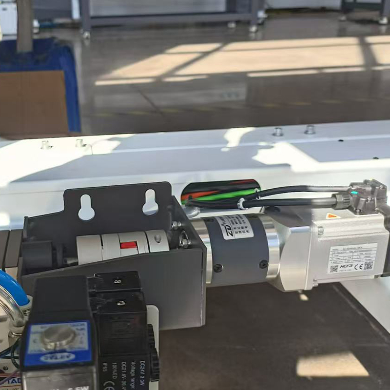 Machine de distribution de scellage CNC constante intégrée