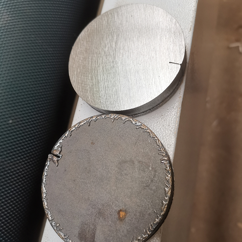 Machine magnétique de retrait et de débordement des scories