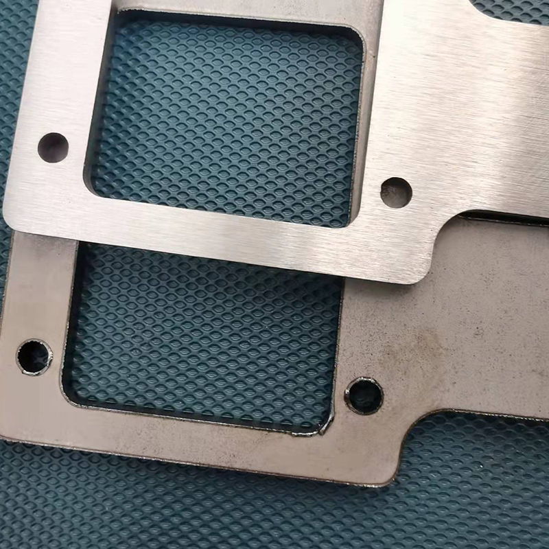 Machine magnétique de retrait et de débordement des scories