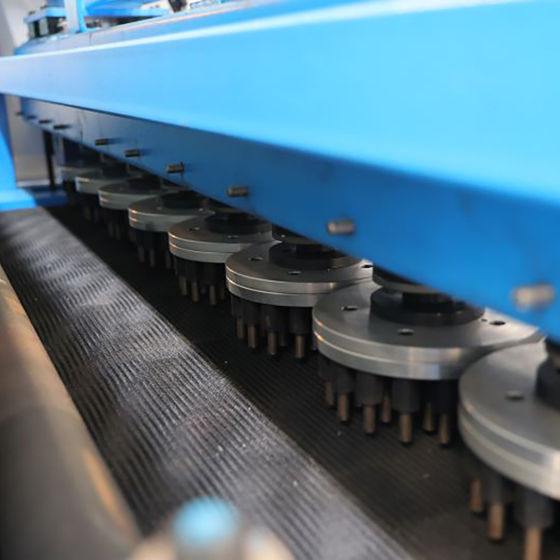 Machine magnétique de retrait et de débordement des scories