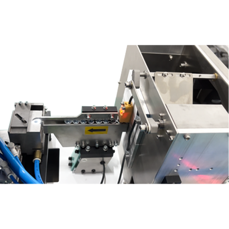 Machine à écrou rivatifs à alimentation automatique